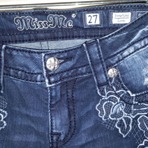 Miss Me Signature Capri Size 27 Floral Embroidered Frayed Hem Distressed Capris - Picture 5 of 13